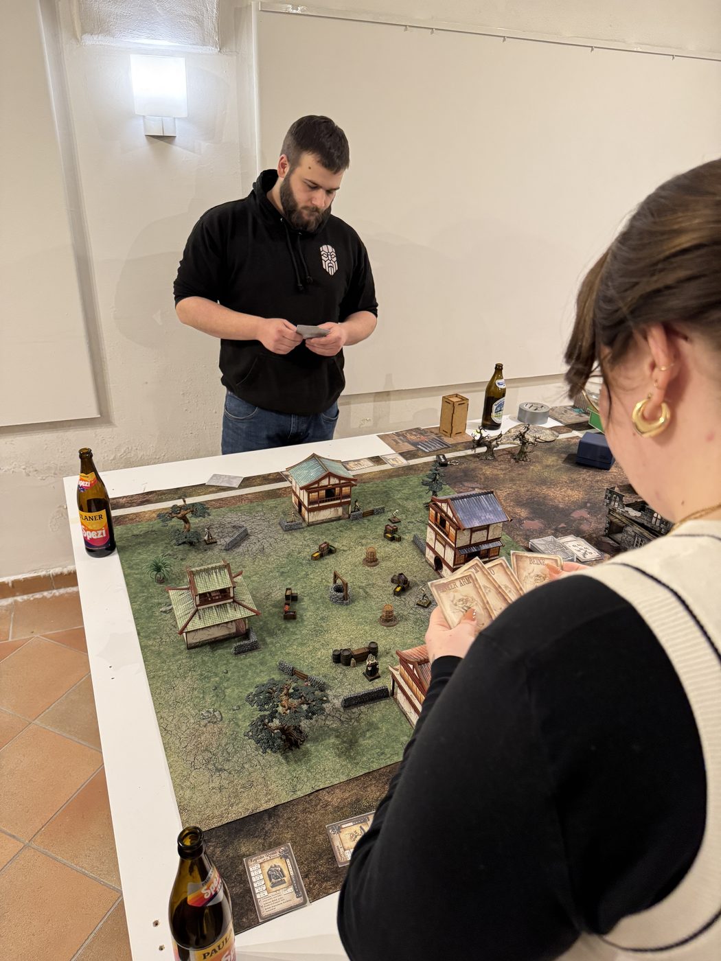 Spielrunde Freebooters Fate am Tisch bei Legio Intermeratus in Augsburg