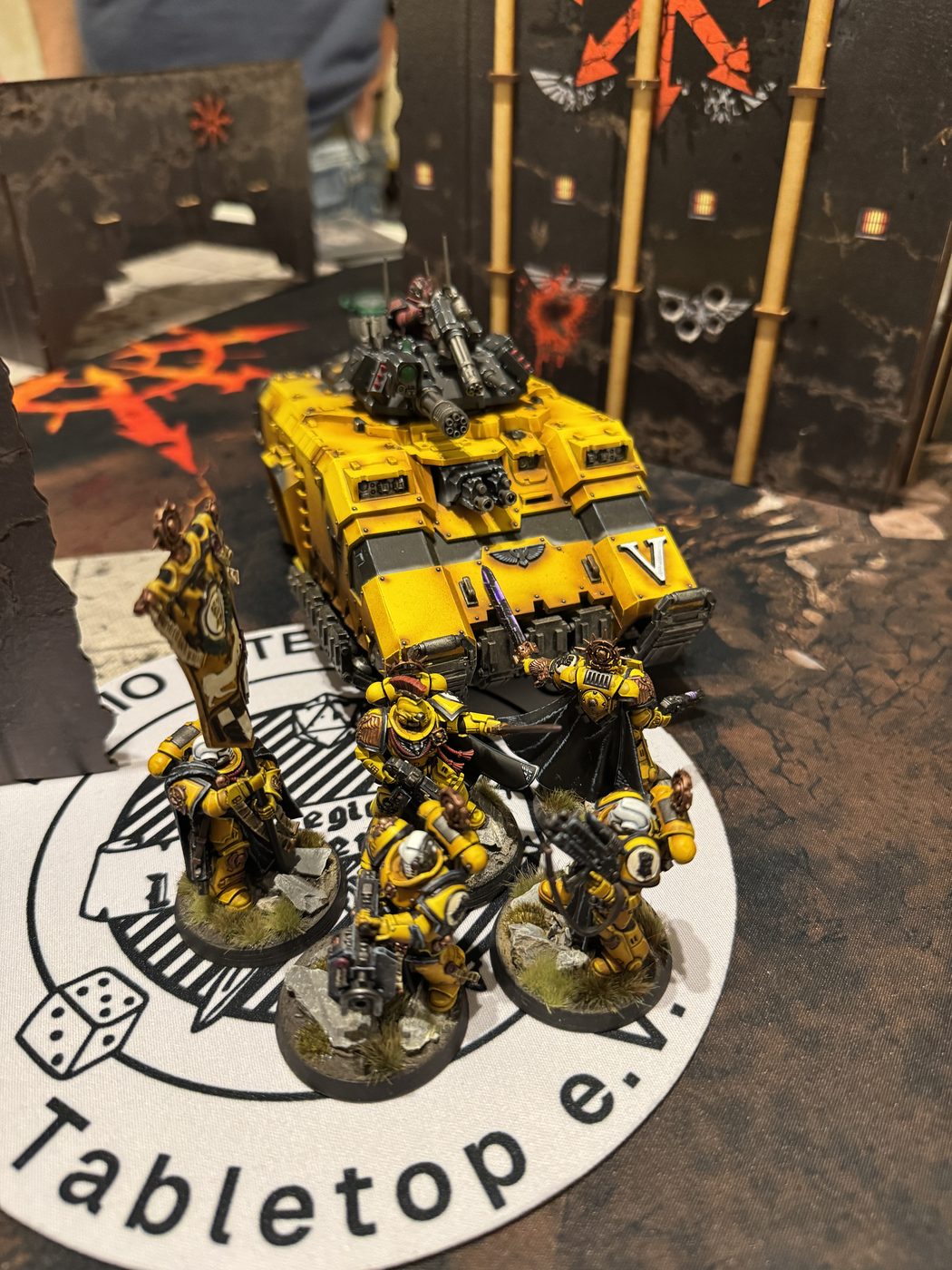 Bemalte Warhammer-40.000-Miniaturen in Nahaufnahme bei Legio Intermeratus in Augsburg